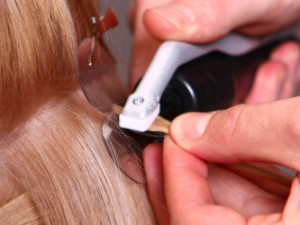Prodlužování vlasů keratinem vlasový spoj