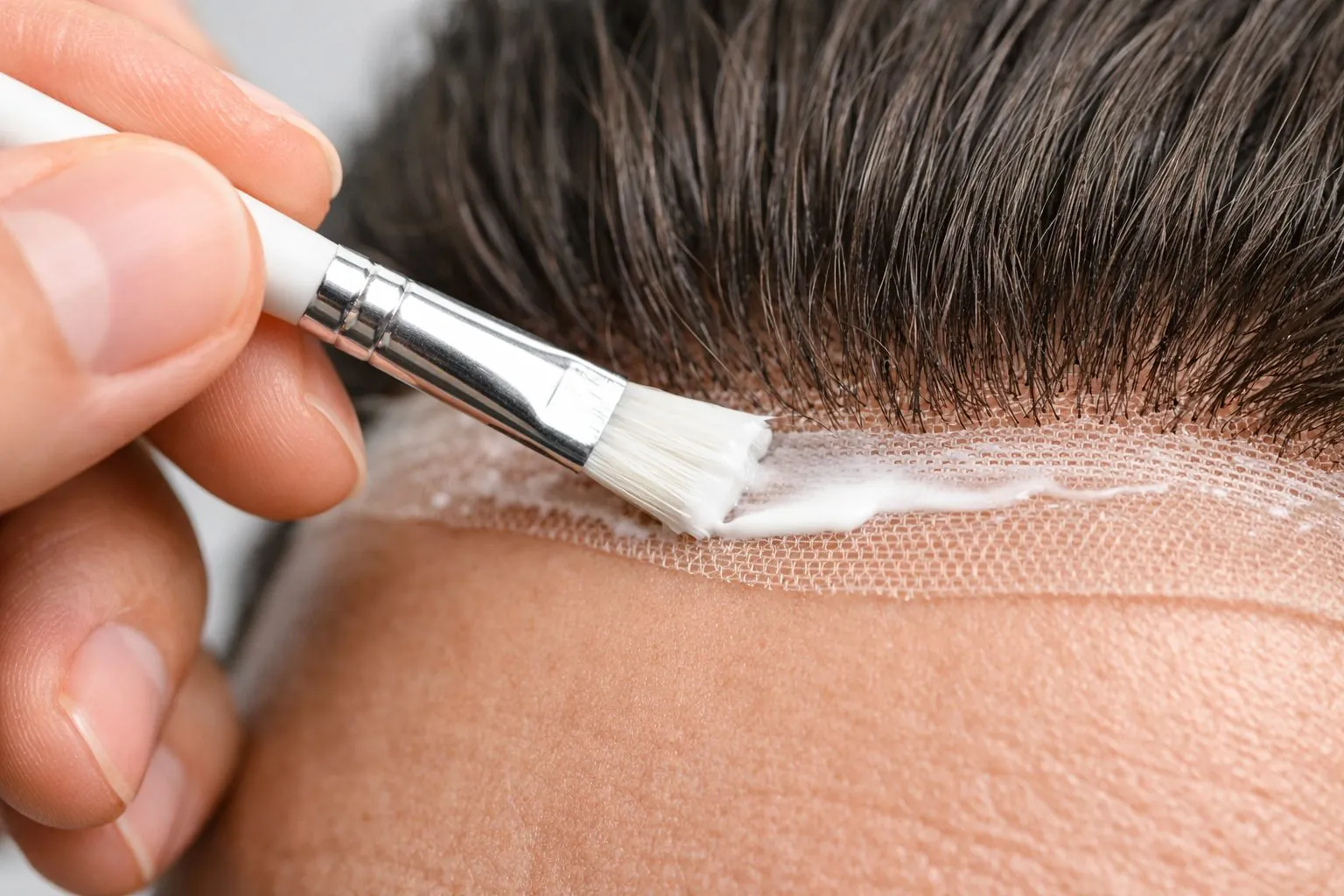 Jak dlouho vydrží lepidlo na vlasovou náhradu? Reálná doba přilnavosti a doporučení