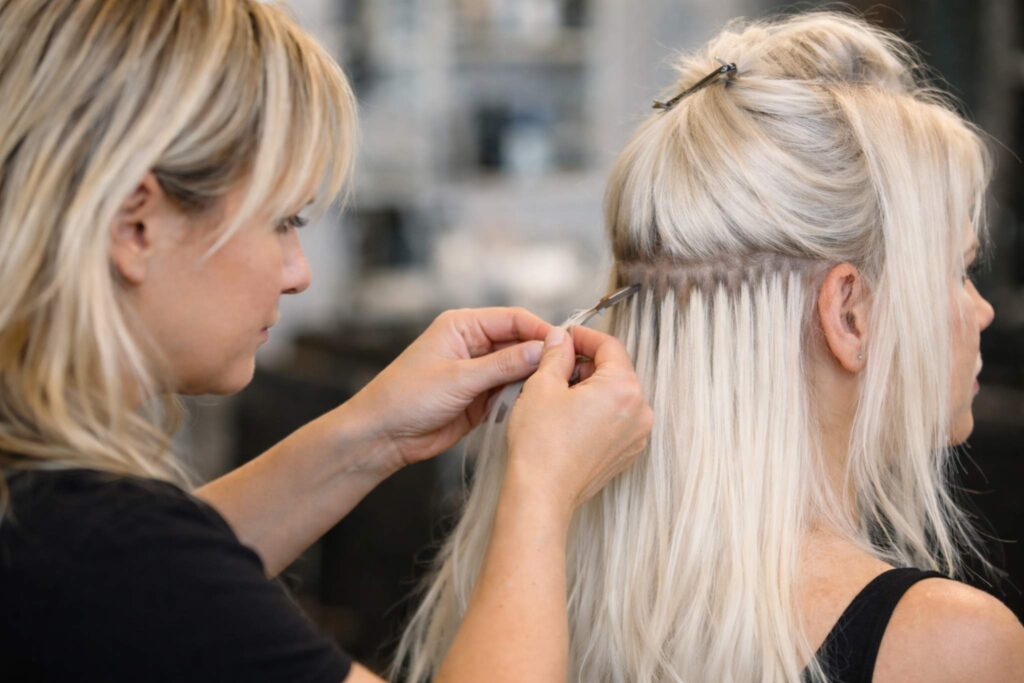 Detail prodlužování vlasů při aplikaci u zákaznice